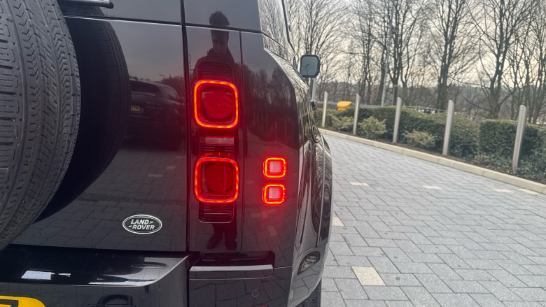 Land Rover Defender 3.0 D250 X-Dynamic SE 110 5dr Auto Diesel Estate